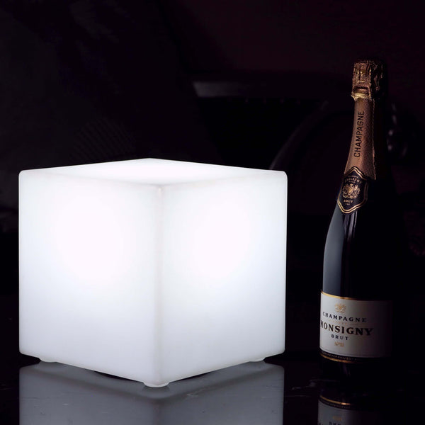 Stikkontakt LED bordlampe, 20cm kube, hvid E27 pære installeret