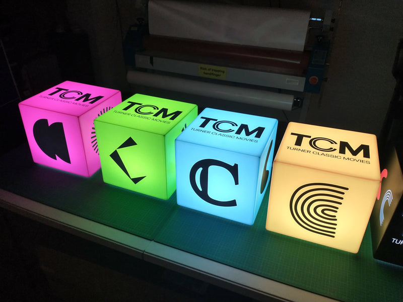 Personlig LED Lyskasse med Logo, Flerfavet Firkantet RGB Ledningsfri Lysskilt, Skræddersyet Lysboks til Prisuddeling