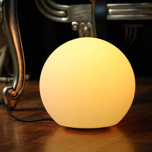 Bordlampe til stikudtag, 30cm flerfarvet LED kugle med fjernbetjening